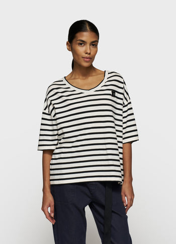boxy v-neck tee | ecru/black