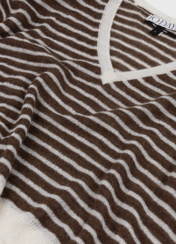 thin v-neck knit sweater | ecru/dark truffle