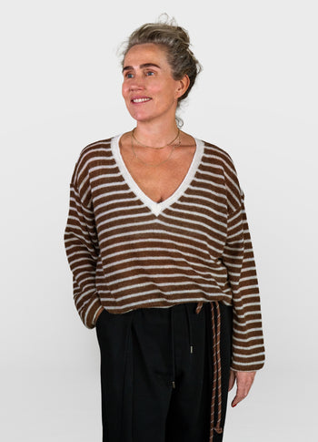 thin v-neck knit sweater | ecru/dark truffle