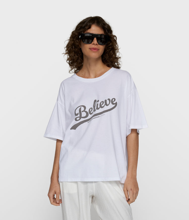 believe tee | white