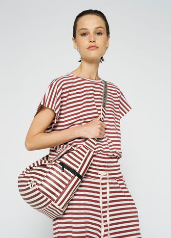 square tee stripe | warm white/burgundy