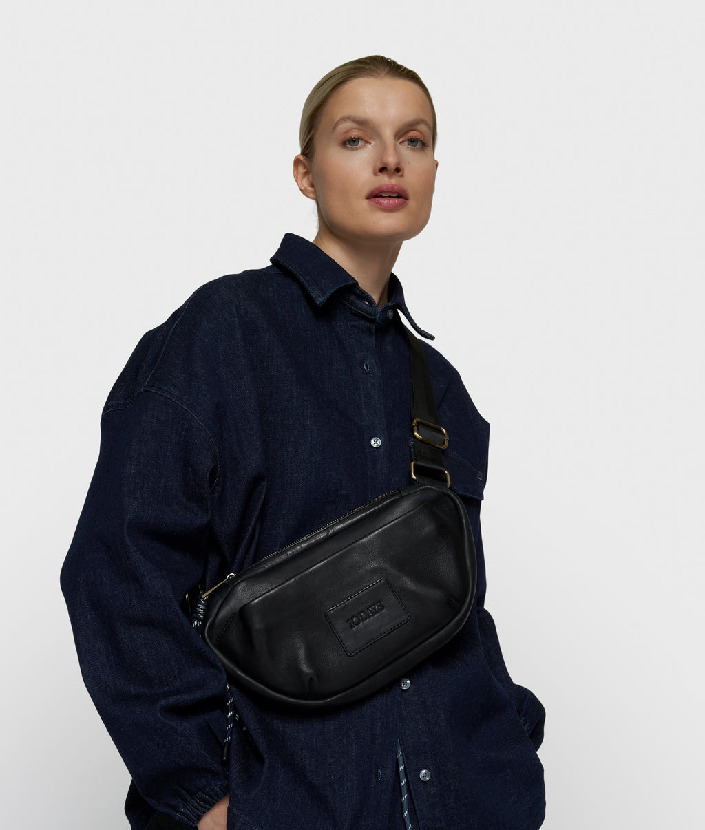 leather fanny pack | black