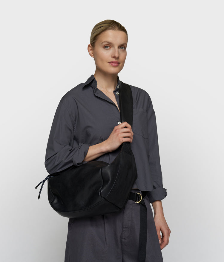 leather banana bag | black