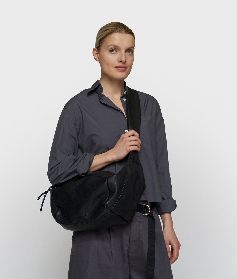 leather banana bag | black