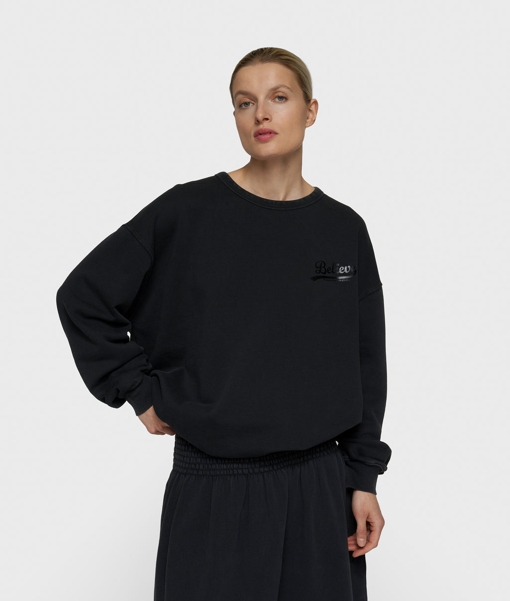 statement sweater believe | dark charcoal