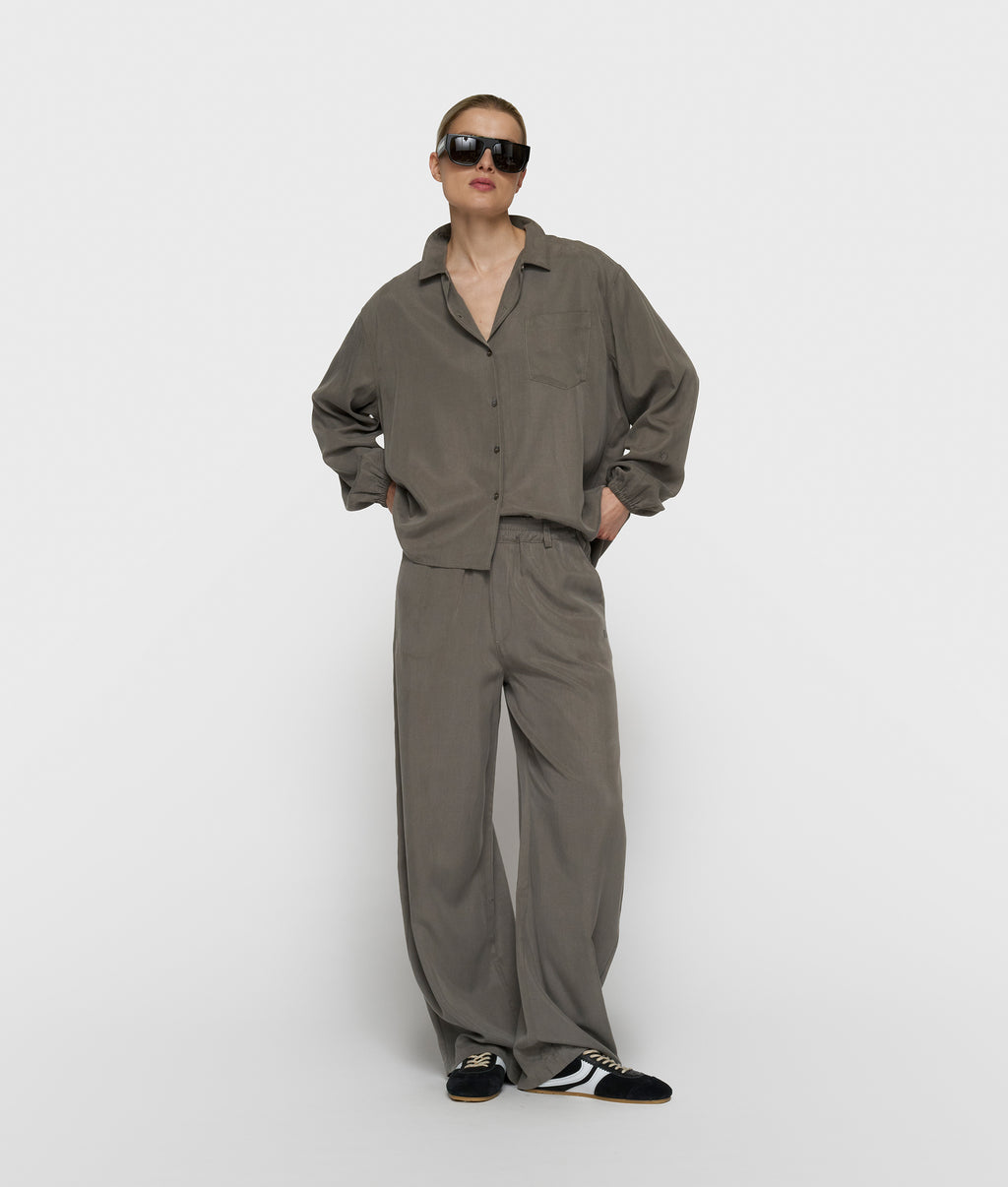 banana pants lyocell | dark fog