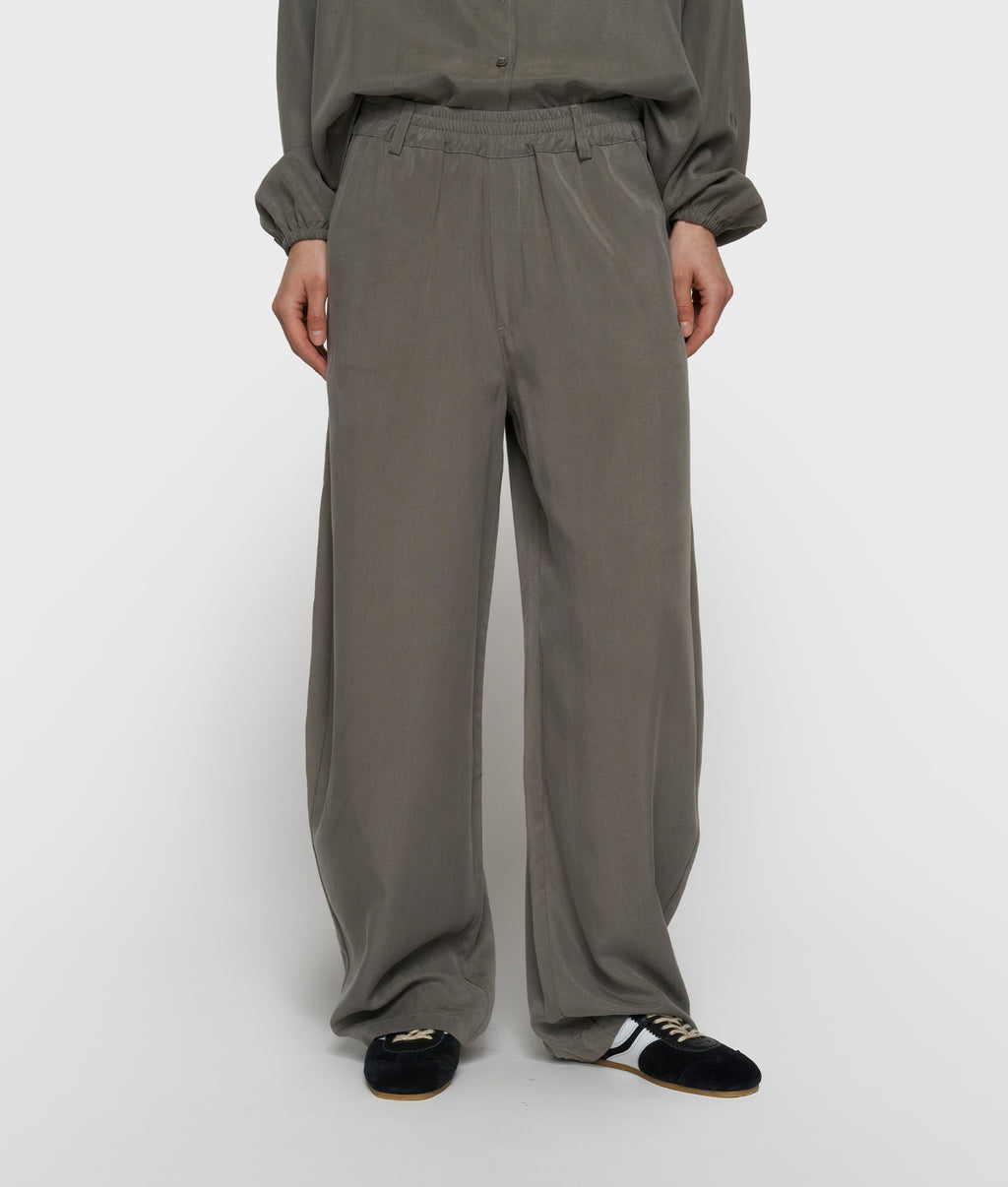 banana pants lyocell | dark fog
