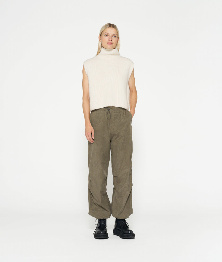short soft knit sweater | ecru