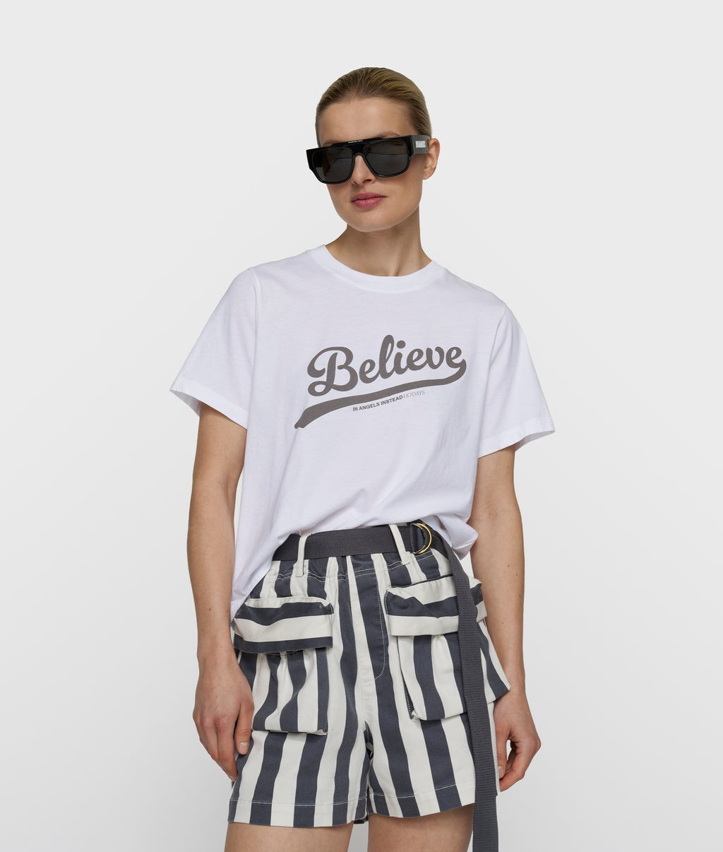 petite tee believe | white