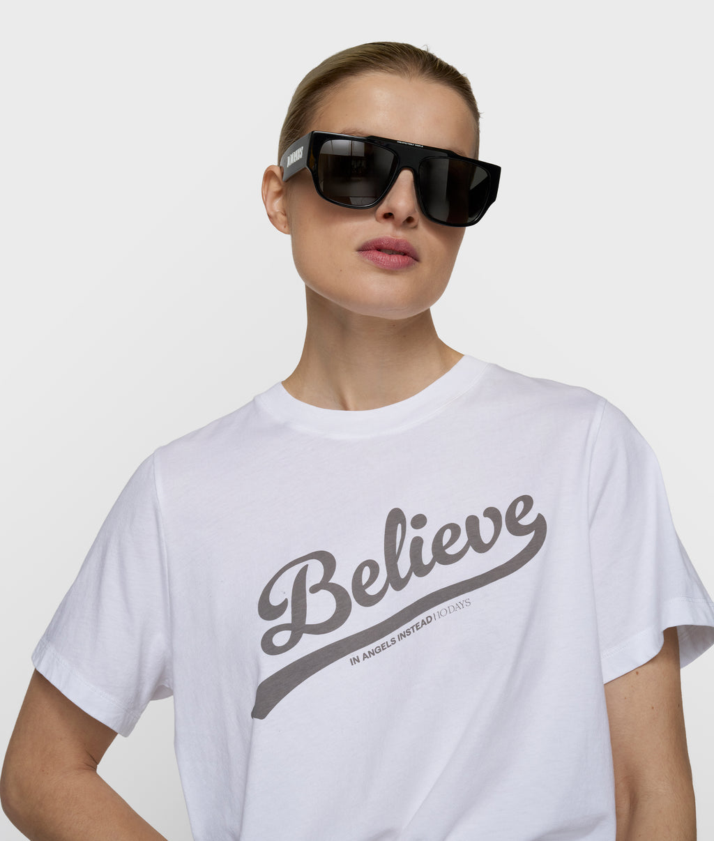 petite tee believe | white