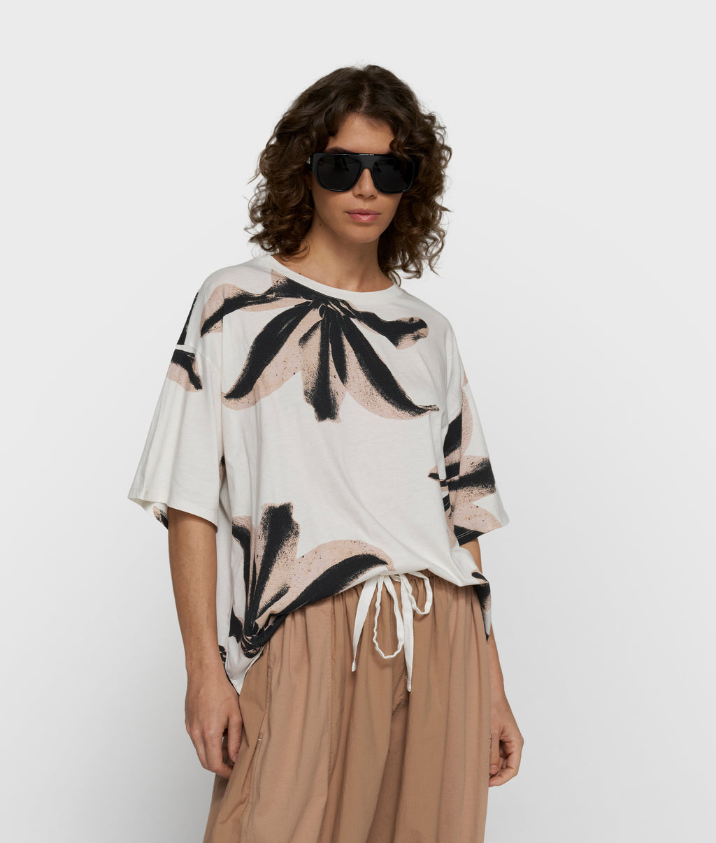 tee flower | ecru