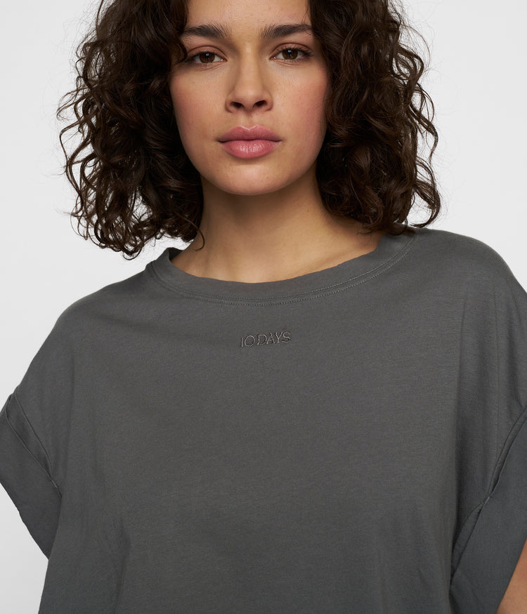 wide tee | oil