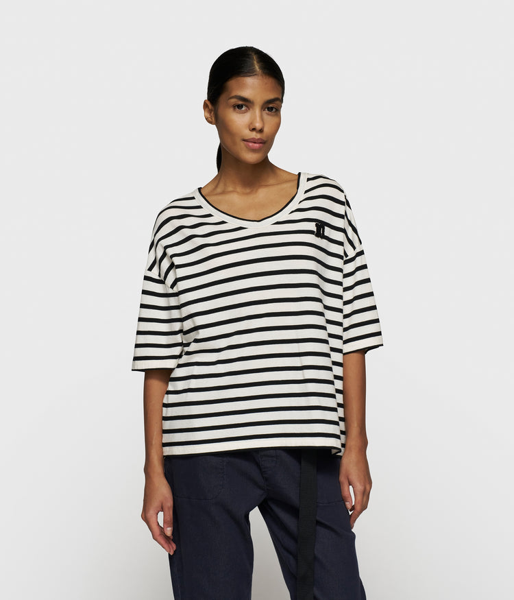 boxy v-neck tee | ecru/black