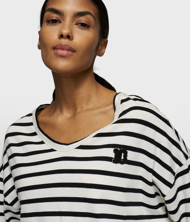 boxy v-neck tee | ecru/black