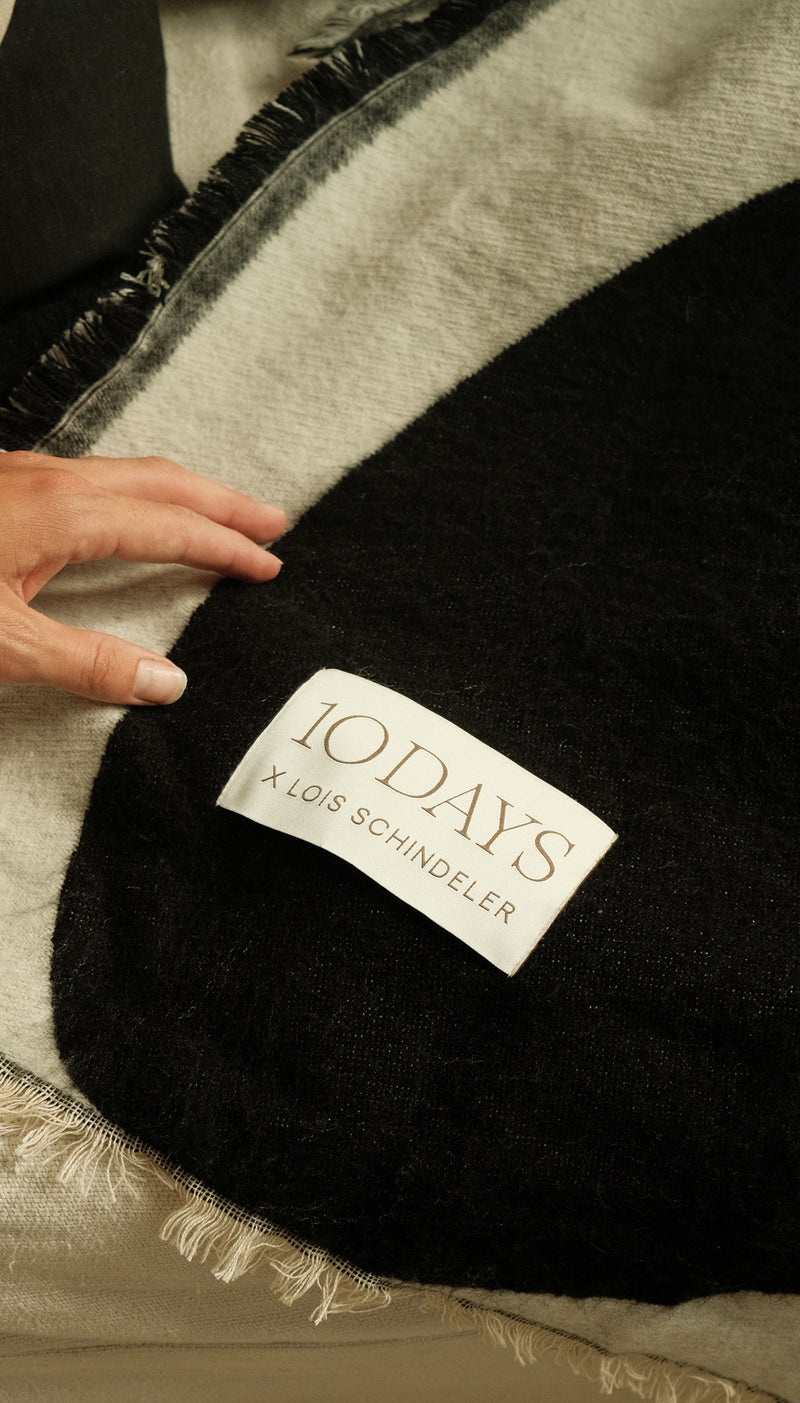 Detail label 10DAYS X LOIS SCHINDELER