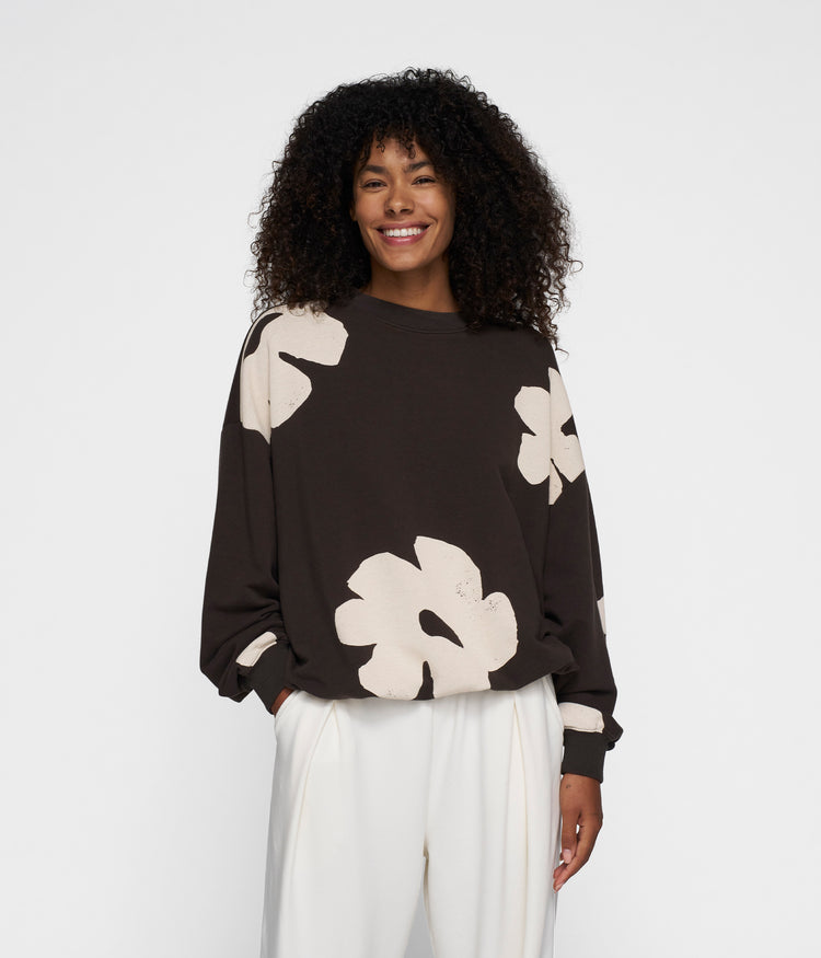 oversized sweater flower | chocolate