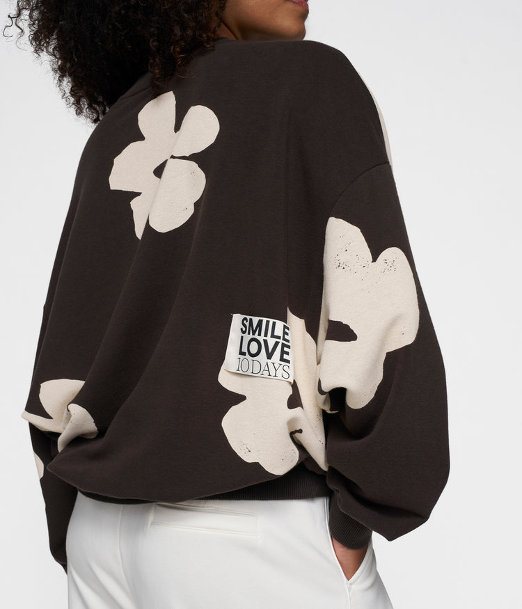 oversized sweater flower | chocolate