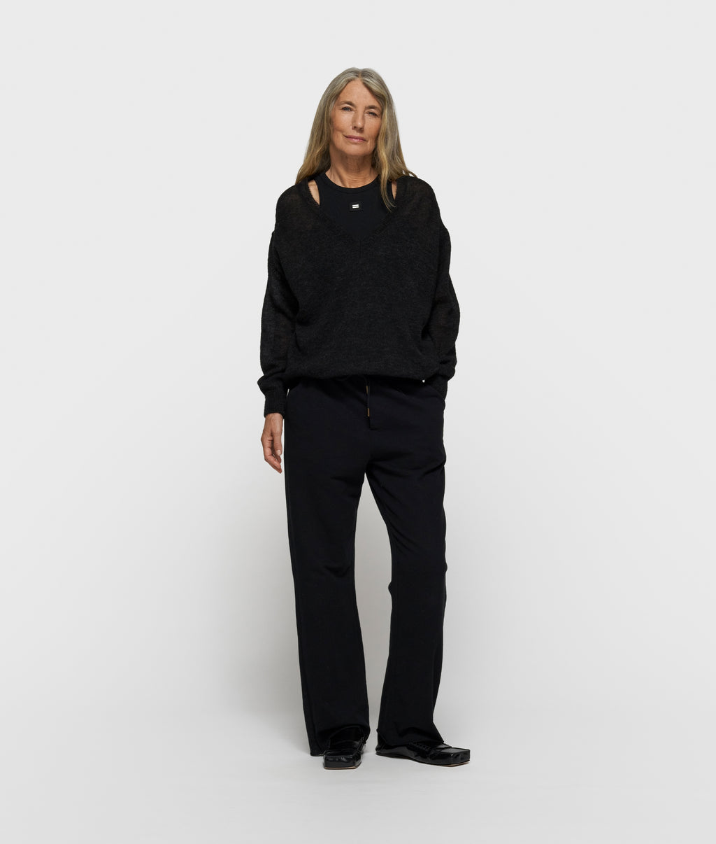THE V-NECK KNIT SWEATER | black
