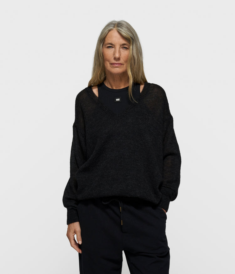 THE V-NECK KNIT SWEATER | black