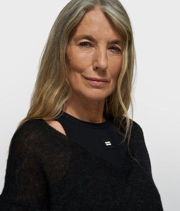 THE V-NECK KNIT SWEATER | black