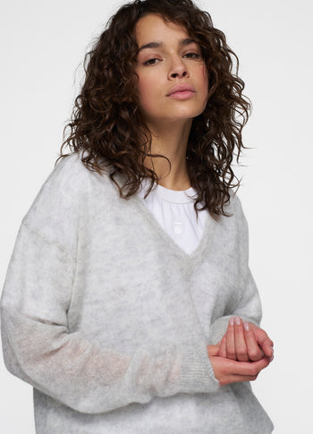 THE V-NECK KNIT SWEATER | light grey melee