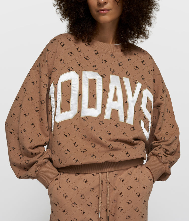 sweater monogram 10DAYS | fudge