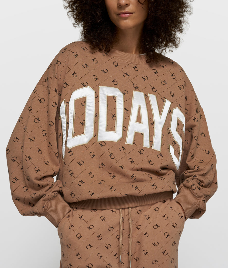 sweater monogram 10DAYS | fudge