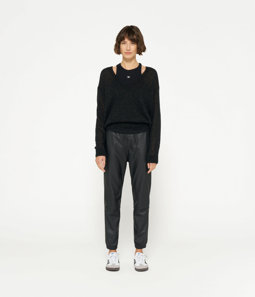 THE LEATHERLOOK CROPPED JOGGER | black