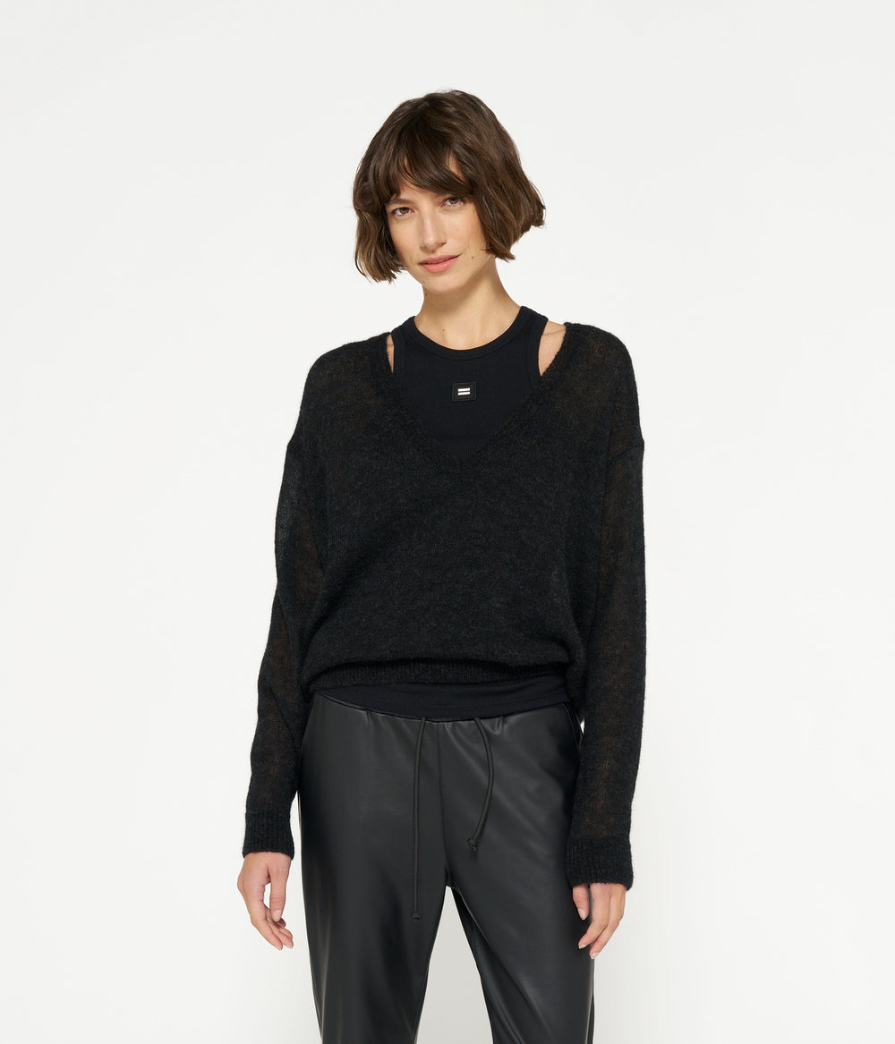 THE V-NECK KNIT SWEATER | black