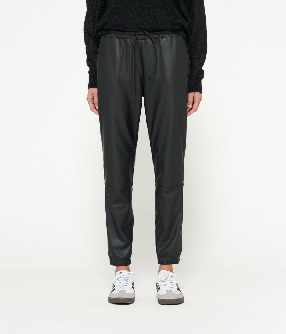 THE LEATHERLOOK CROPPED JOGGER | black