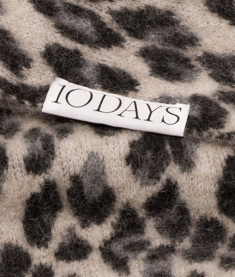 knit scarf leopard | soft white melee