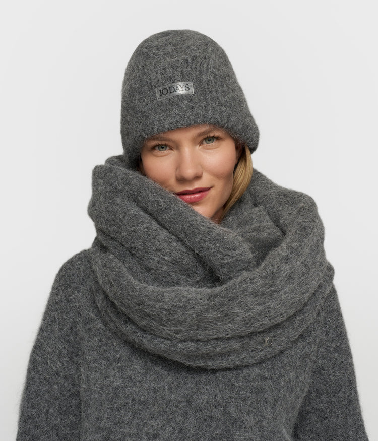 round hairy knit scarf | antra melee