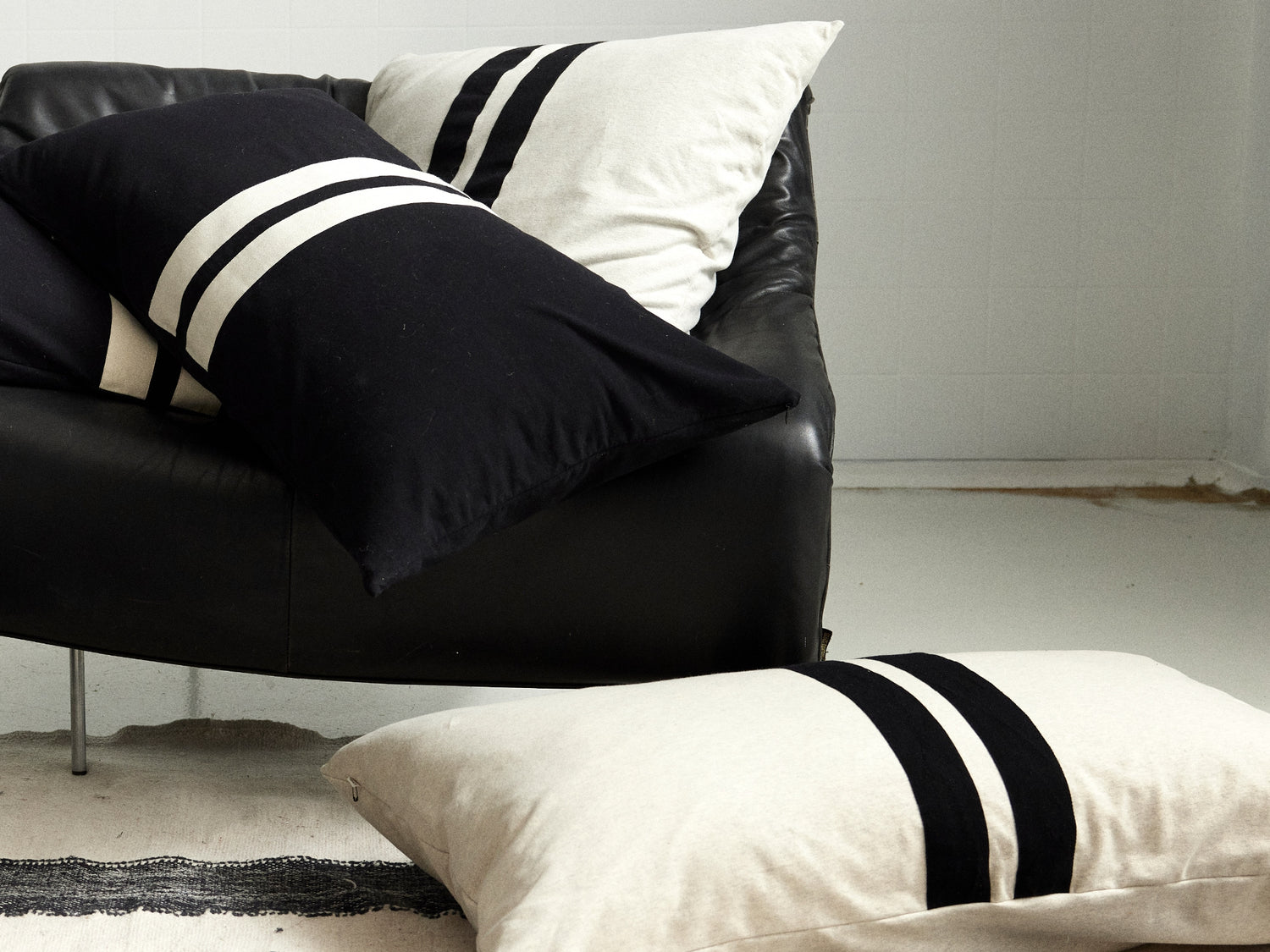 THE PILLOW COVER LONG | black