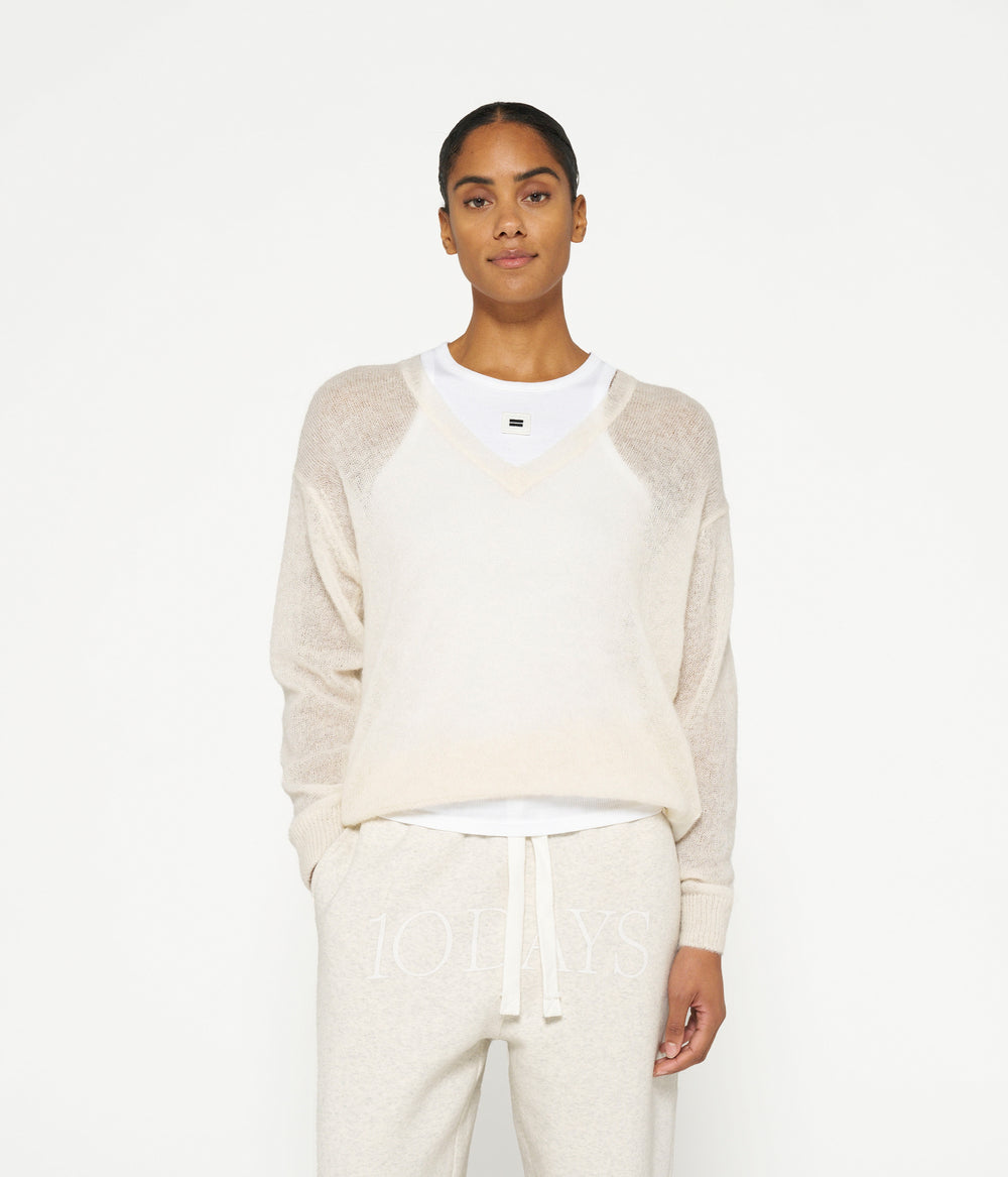 THE V-NECK KNIT SWEATER | ecru