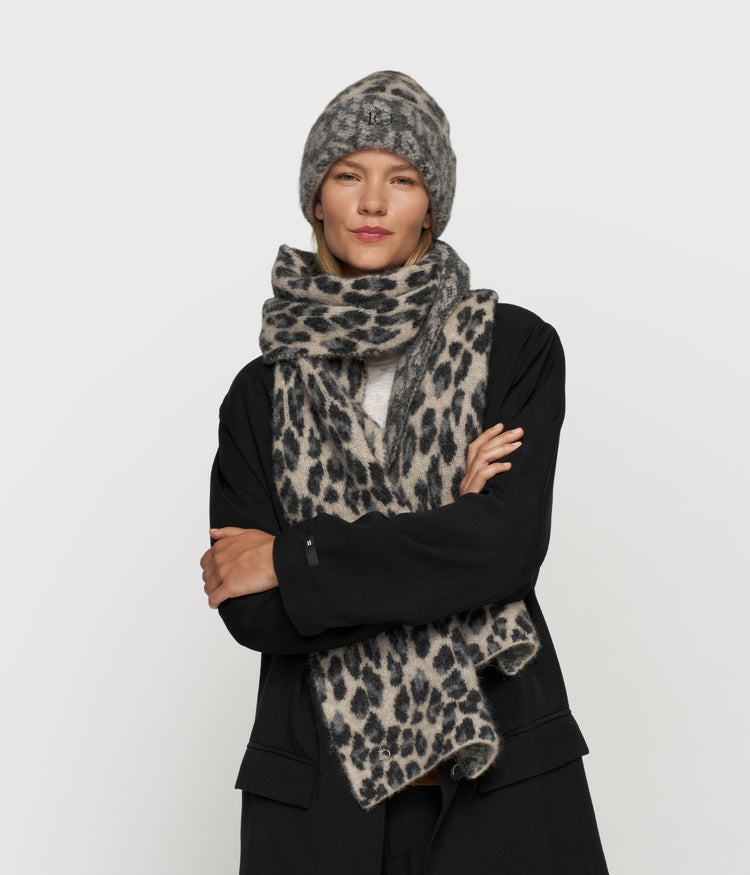knit scarf leopard | soft white melee