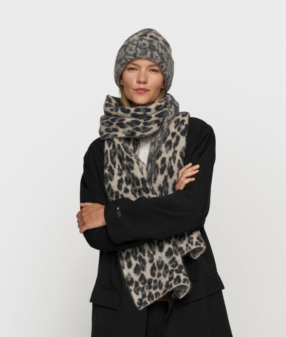knit scarf leopard | soft white melee