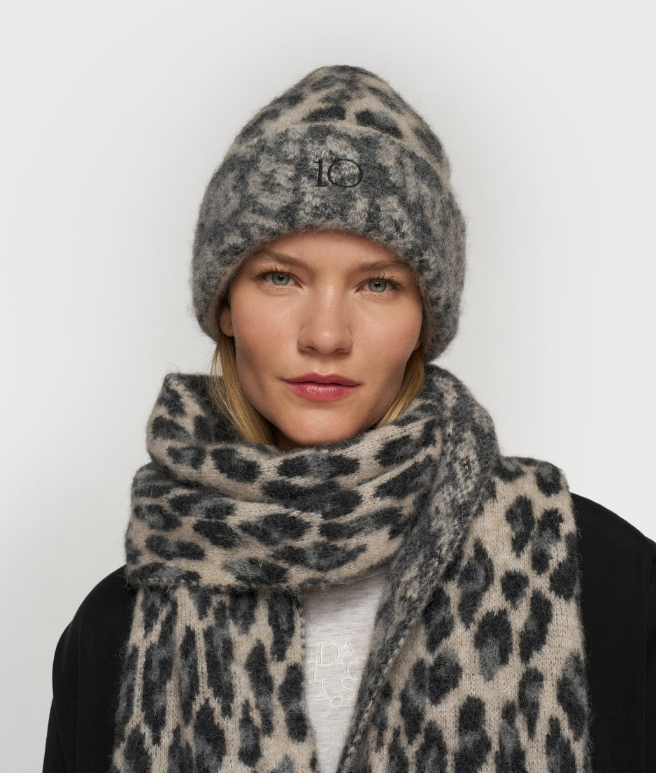 knit scarf leopard | soft white melee
