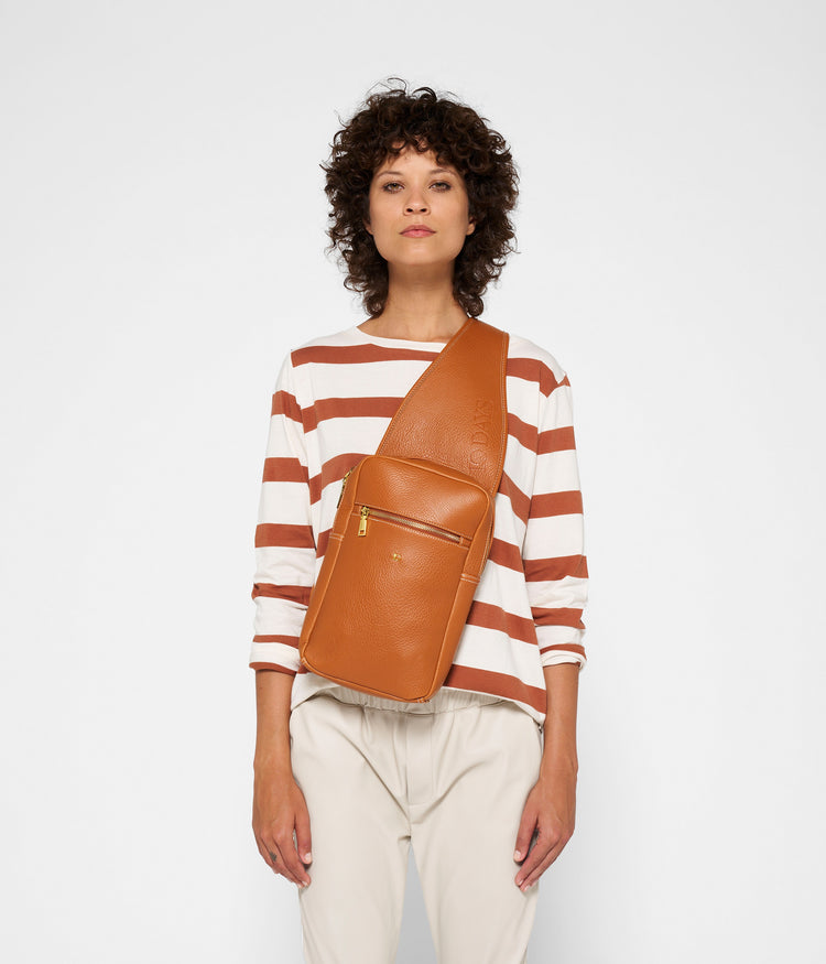 cross body bag | saddle brown