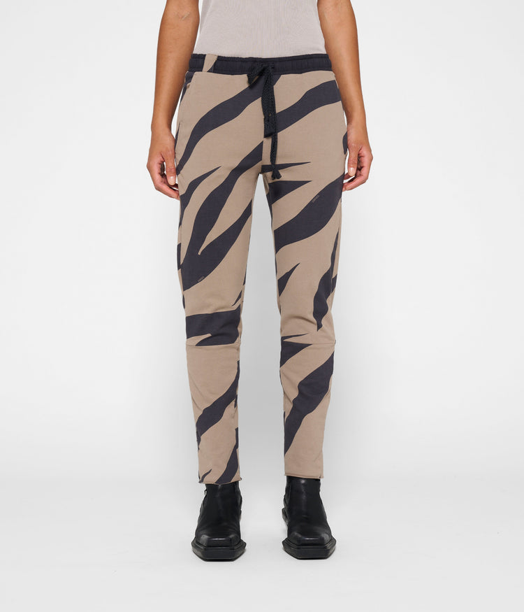 cropped jogger zebra | warm taupe