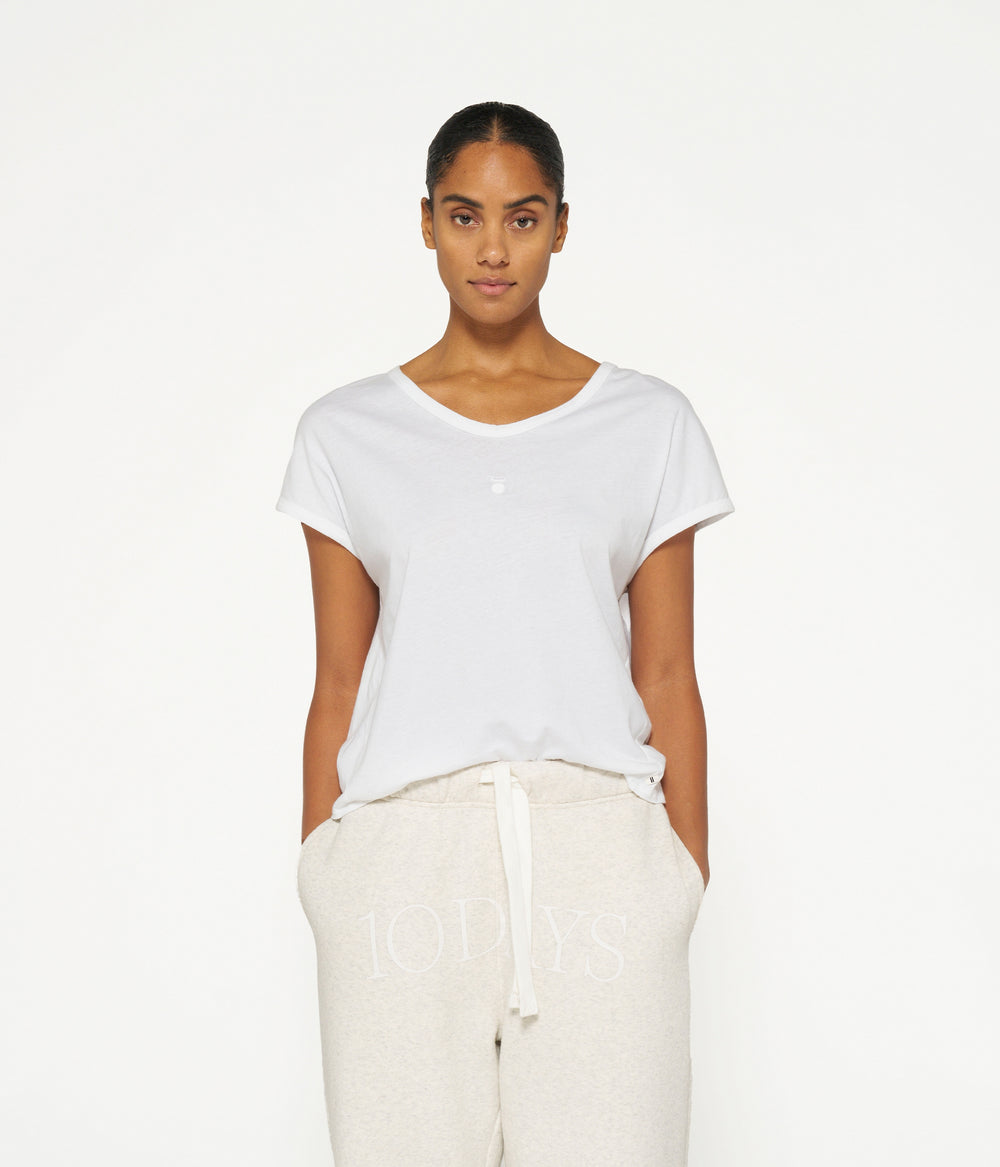 THE V-NECK TEE | white