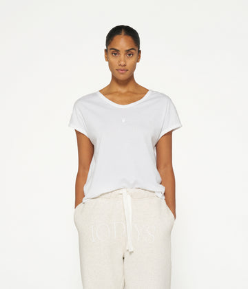 THE V-NECK TEE | white
