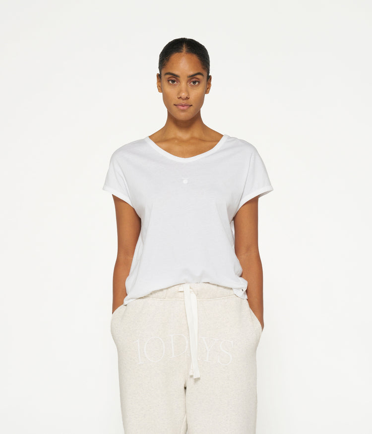 THE V-NECK TEE | white