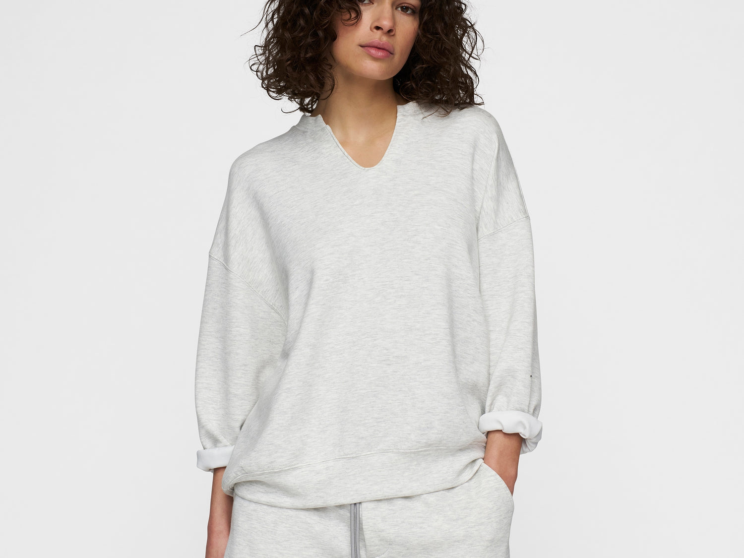 soft scuba v-neck sweater | white grey melee