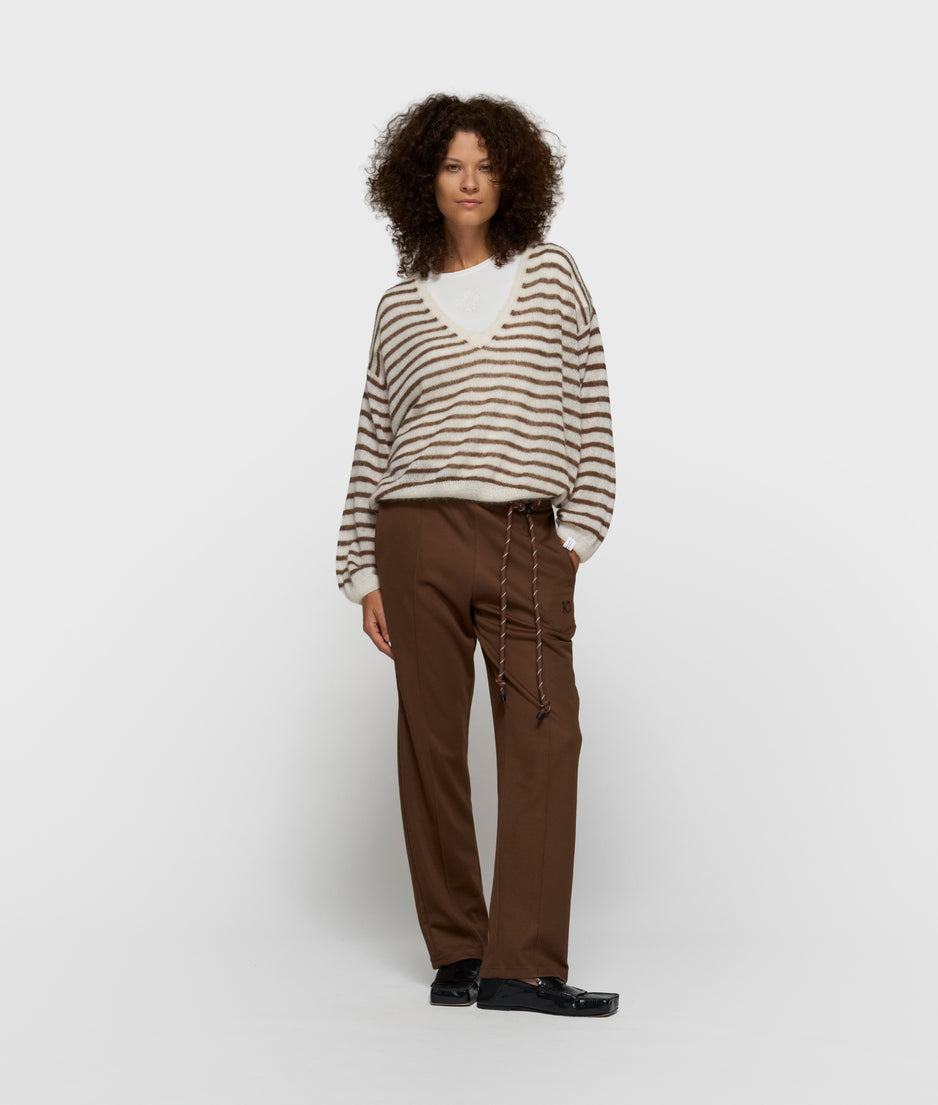 thin v-neck knit sweater | dark truffle/ecru