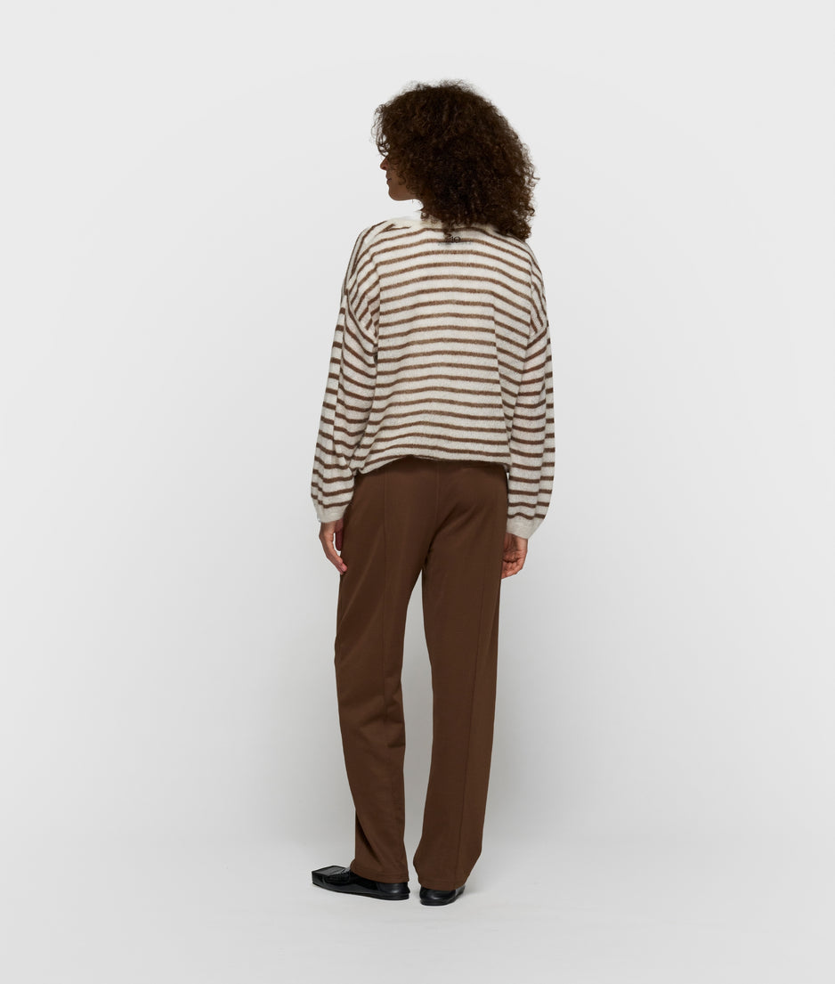 thin v-neck knit sweater | dark truffle/ecru