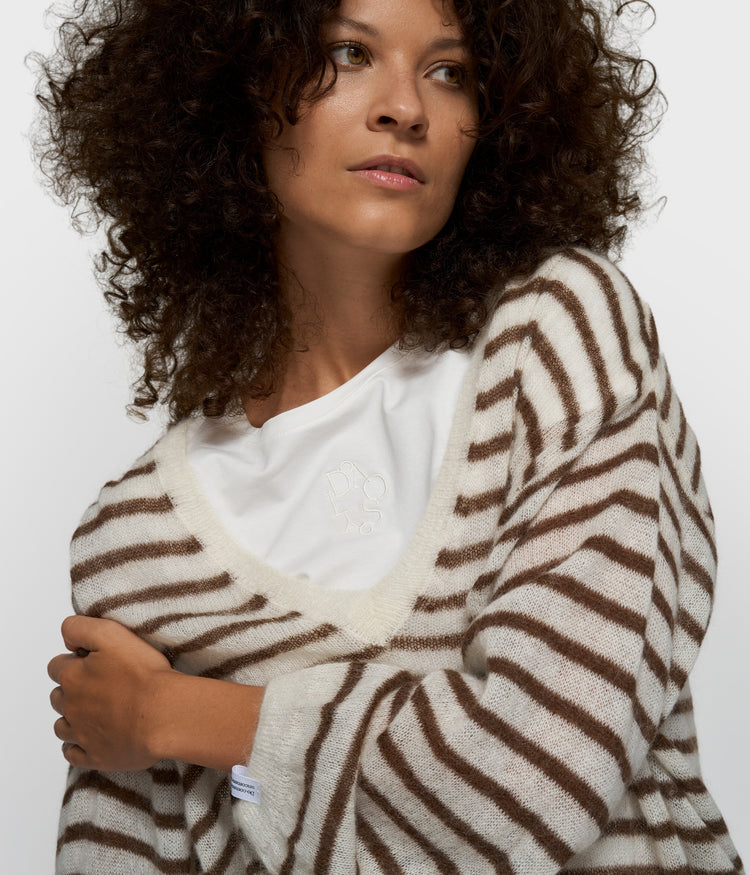 thin v-neck knit sweater | dark truffle/ecru