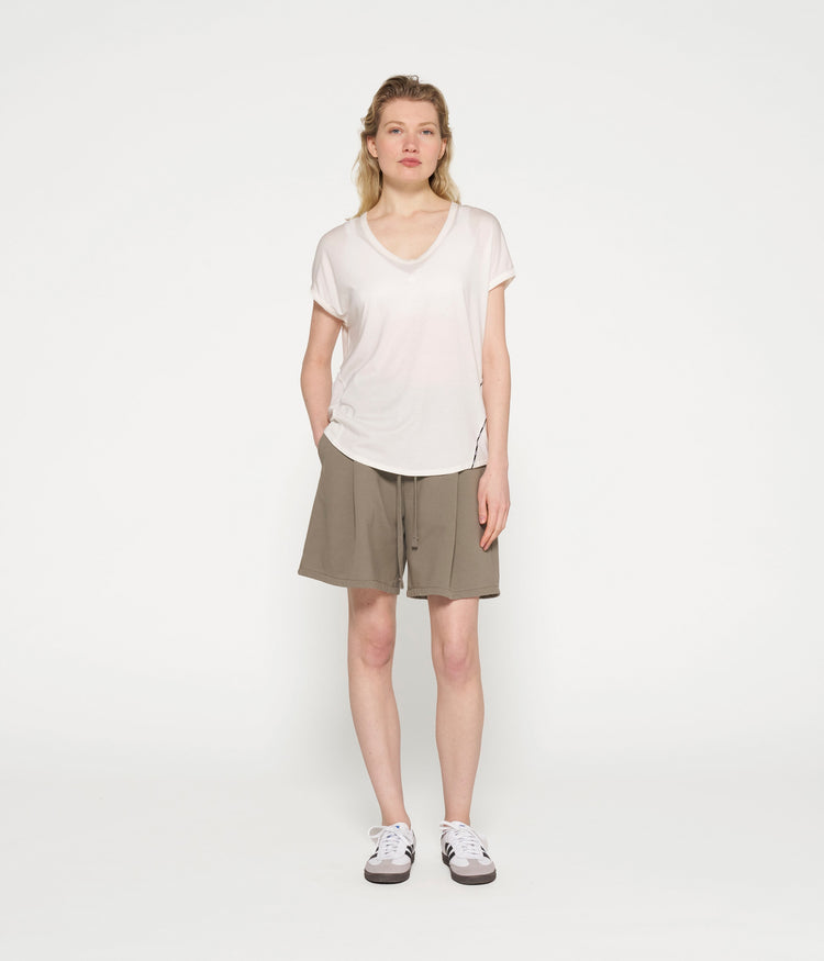 v-neck tee medal | ecru