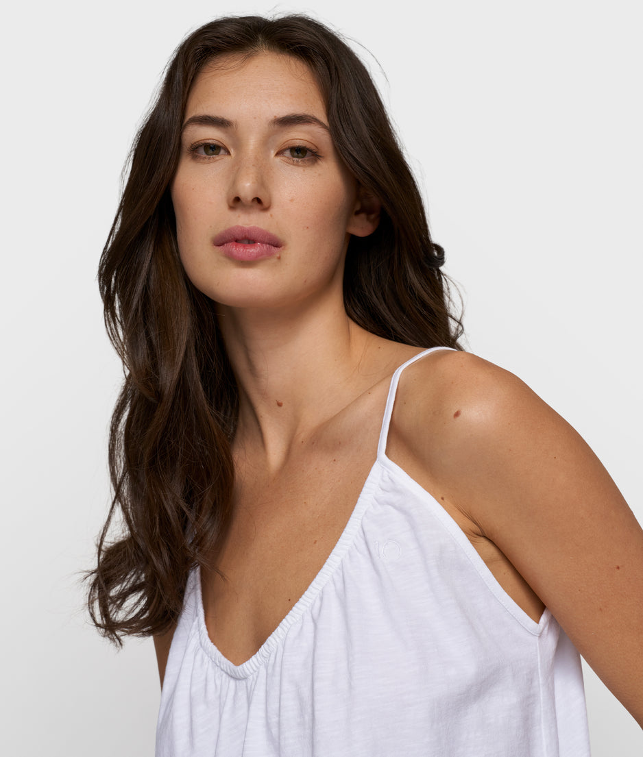 top gathered neck | white