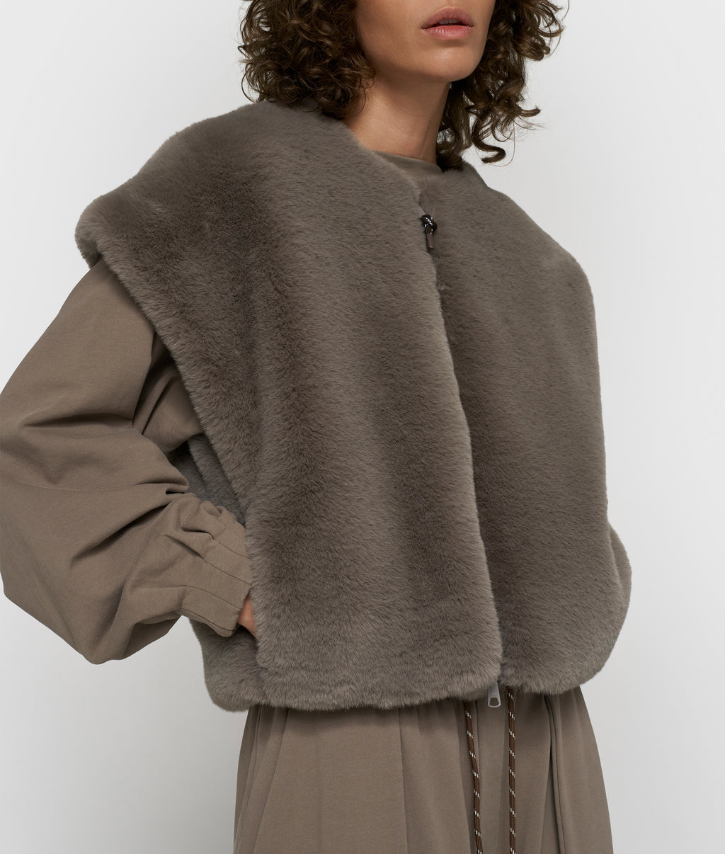 mouwloos fluffy vest | portobello