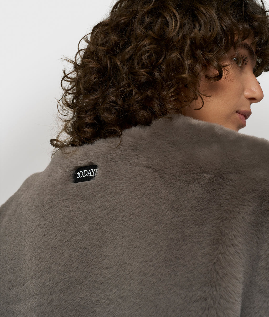 mouwloos fluffy vest | portobello